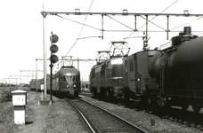 170964 Afbeelding van de kruising van een olietrein getrokken door een electrische locomotief uit de serie 1200 van de ...